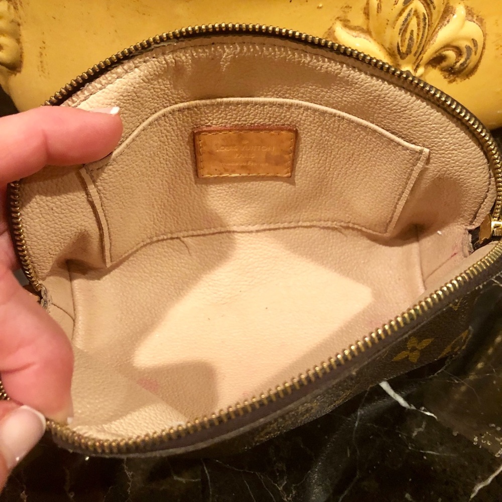Louis Vuitton cosmetic bag - Picture 4 of 8